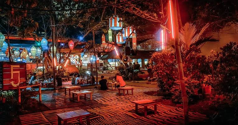 Flotsam and Jetsam Artist Beach Hostel